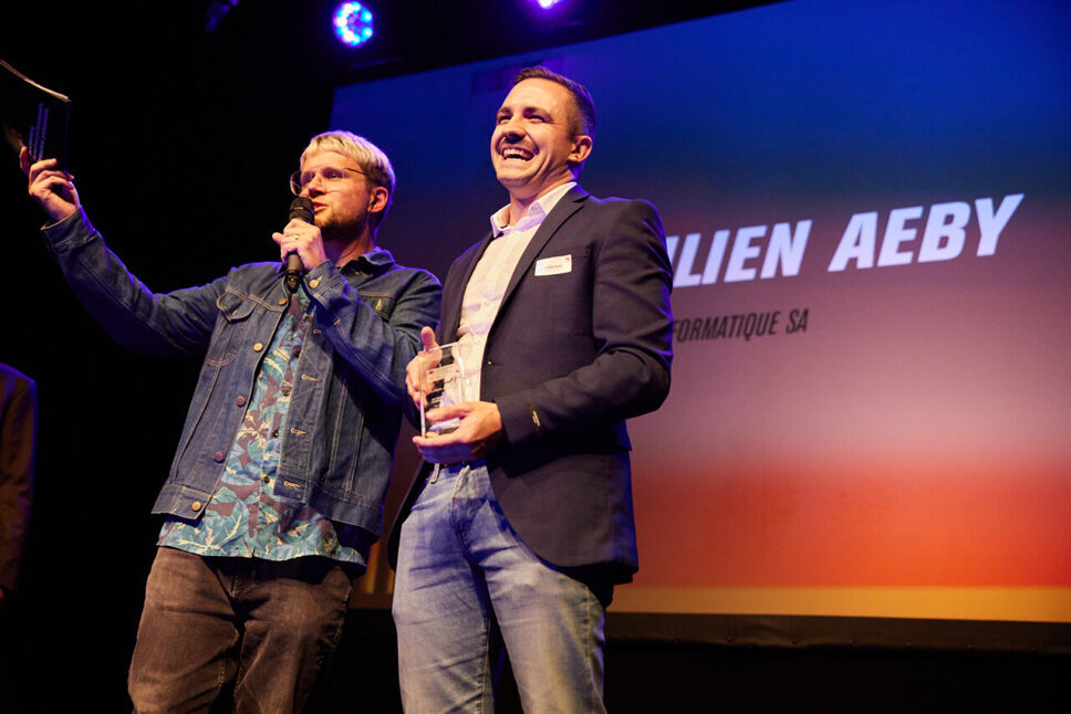 Knackeboul, Moderator an der ICT Award Night 2022 und Julien Aeby, bester ICT-Berufsbildner 2022 auf der Bühne